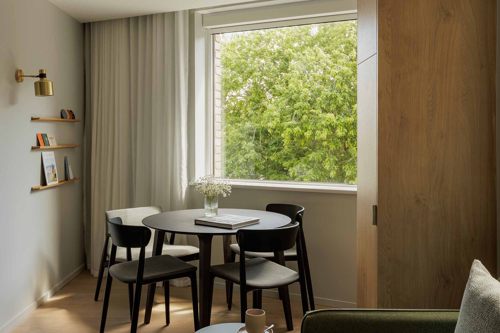 Wilde-Cambridge-Dining-area-StayCity-02